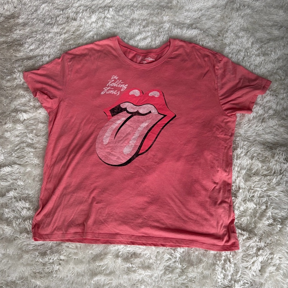 Time and Tru Red Graphic Short Sleeve Tee